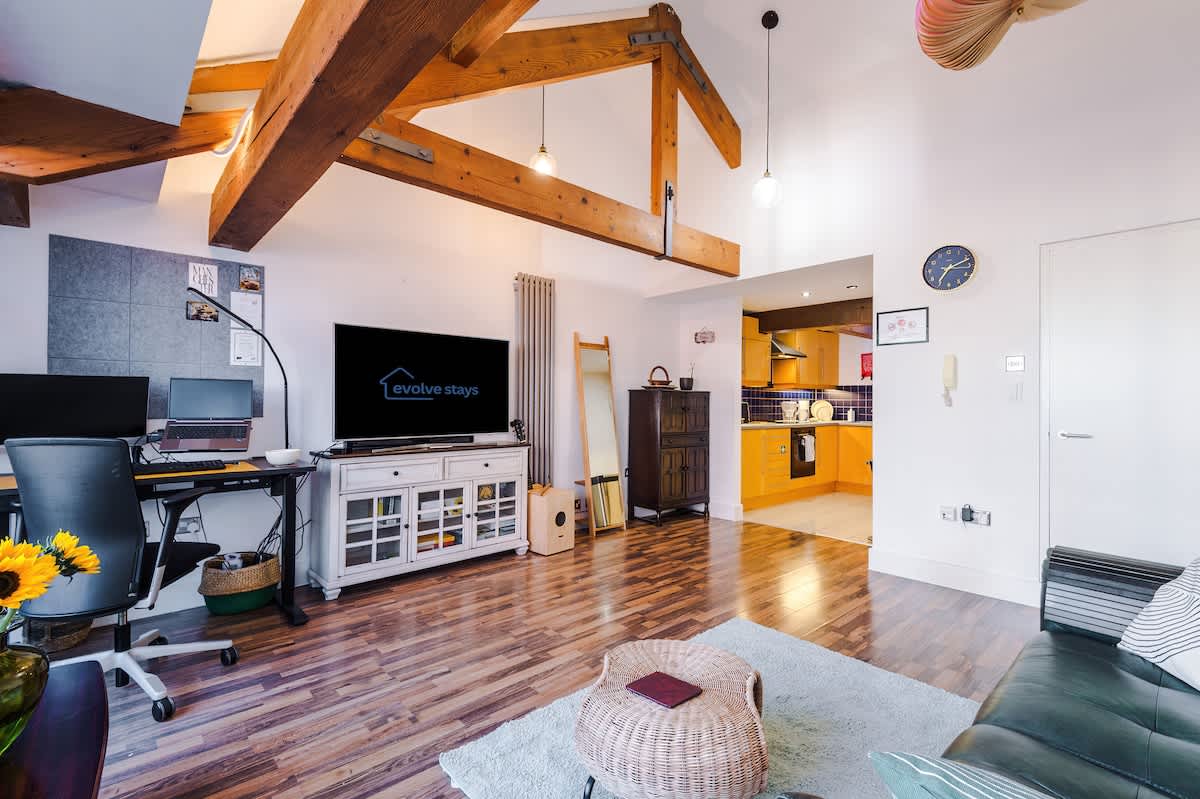 Central MCR 2BR/2BA, Workspace & Full Kitchen